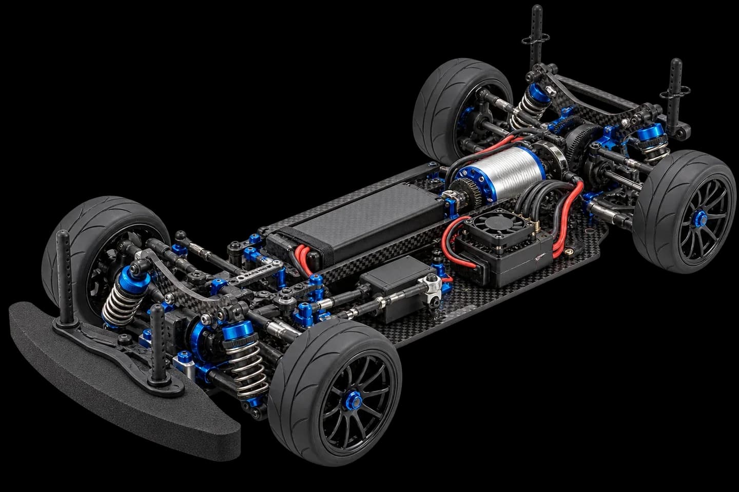 Ilustrativni prikaz otvorene RC šasije s motorom, baterijom i ovjesom